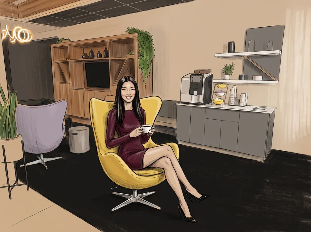 Une femme prend un café dans le salon de l'hôtel